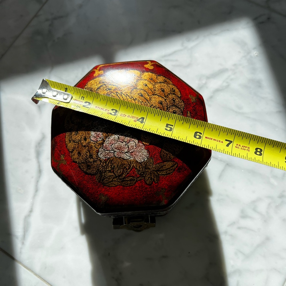 Vintage Chinese Octagonal Red Box with Peacock Depicted on Top - Picture 15 of 16